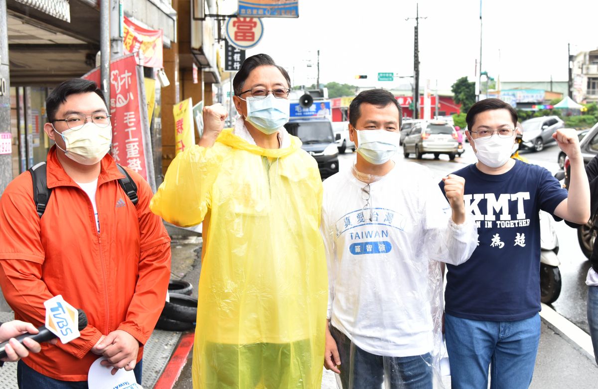 ▲張善政表示，選舉是一時的，關懷桃園是永久的，他跟羅智強的交情也是永久的，今天就是關懷桃園疫情，不談選舉。（圖／張善政辦公室提供）