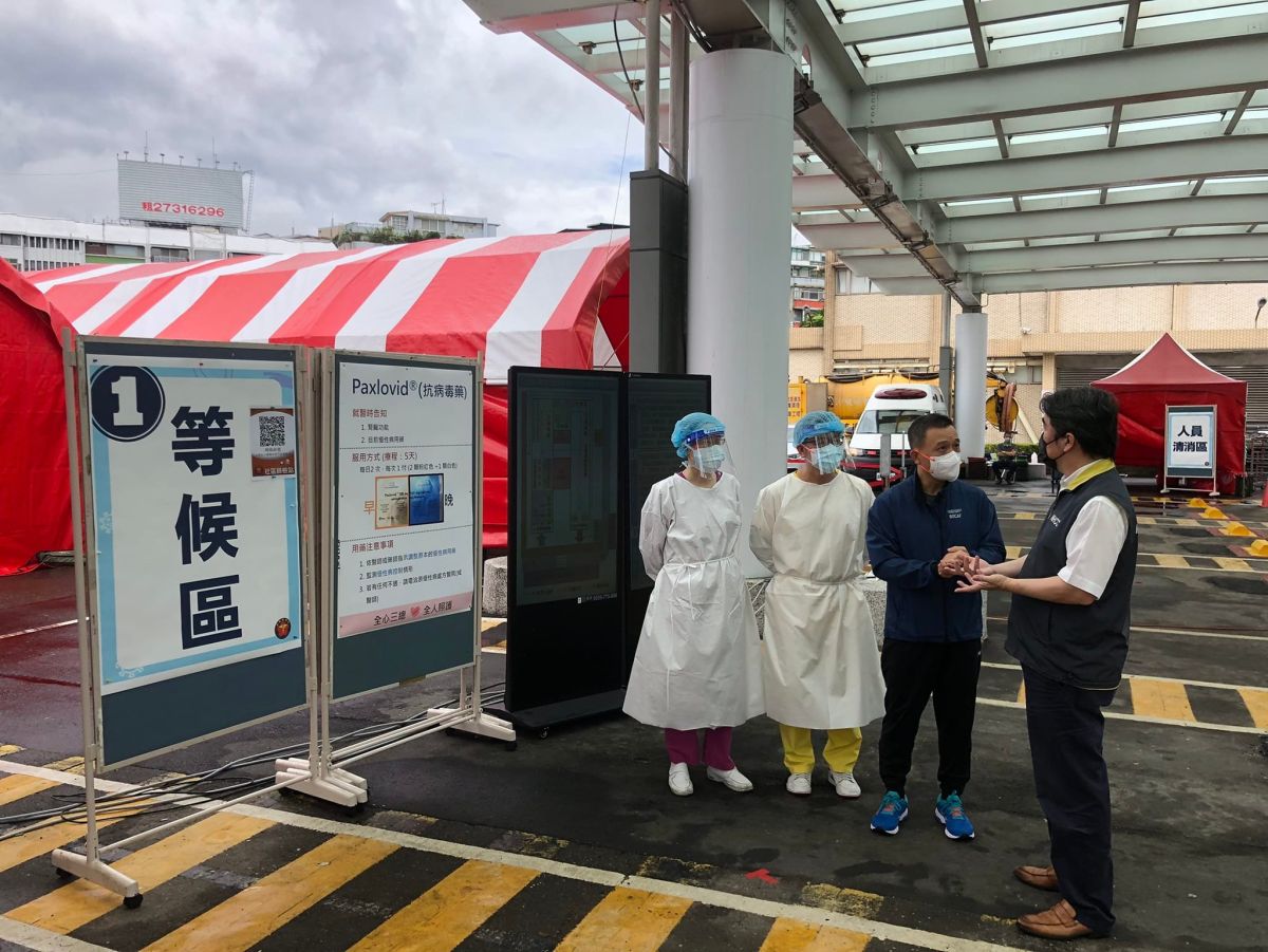 ▲王必勝視察部立台北醫院、松山機場篩檢站後，他表示，現場排隊等候時間很短，預估現場民眾做PCR需求，剩下大約一成左右。（圖／翻攝王必勝臉書）