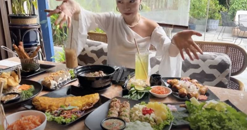 ▲在泰國留學的Jenny帶大家探索曼谷隱藏版越南料理餐廳。（圖／翻攝自影片）