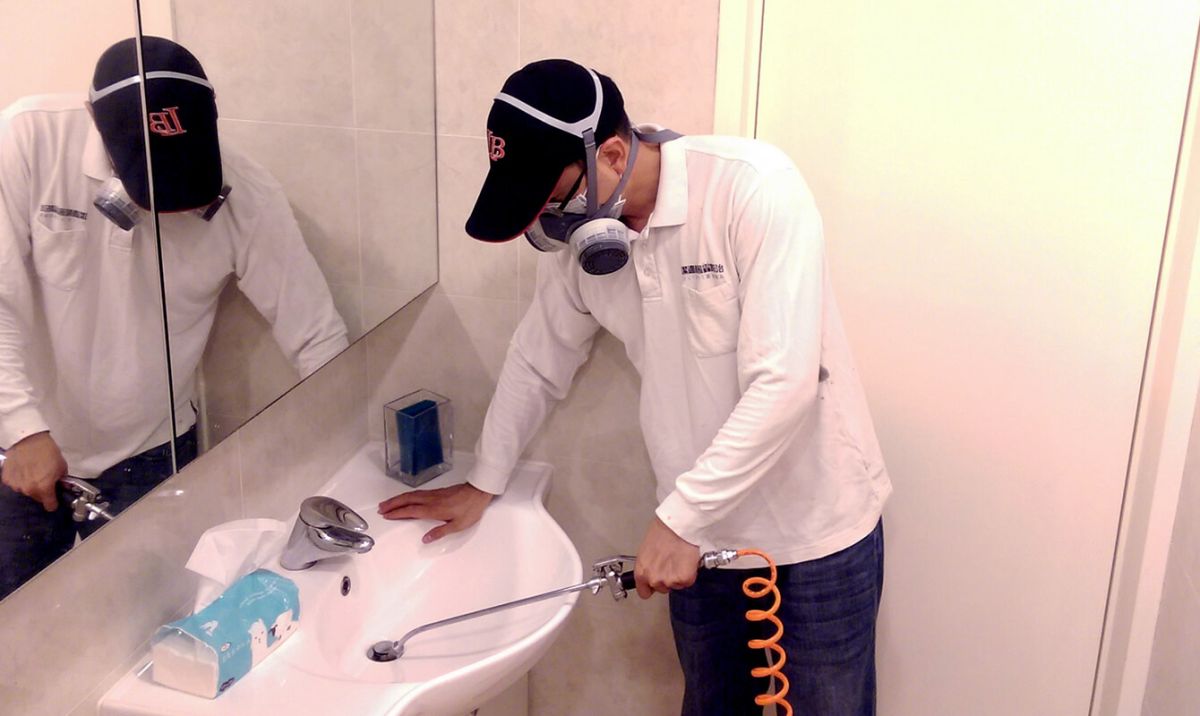 ▲清潔專家提醒民眾，使用稀釋過的漂白水擦拭消毒，效果相當不錯。（圖／信義居家提供）