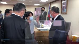 ▲國民黨立委李貴敏與國防部長邱國正為了國軍協助防疫問題,兩人怒拍桌互罵,兩人下台後仍互相叫囂。(圖/李貴敏辦公室提供) ▲國民黨立委李貴敏與國防部長邱國正為了國軍協助防疫問題,兩人怒拍桌互罵,兩人下台後仍互相叫囂。(圖/李貴敏辦公室提供)