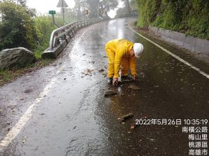 ▲南橫公路受到地震及大雨影響，落石情事增加。（圖／甲仙工務段提供）