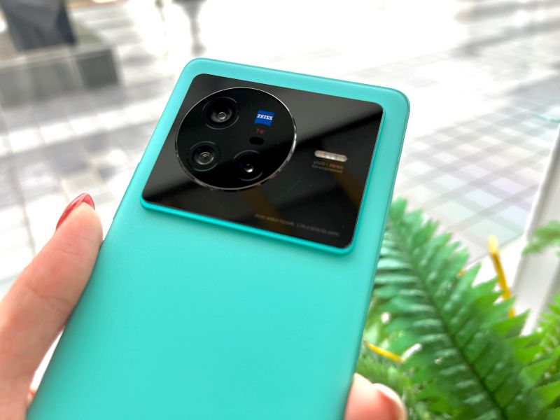 ▲vivo X80配置蔡司鏡頭。(圖／記者周淑萍攝)