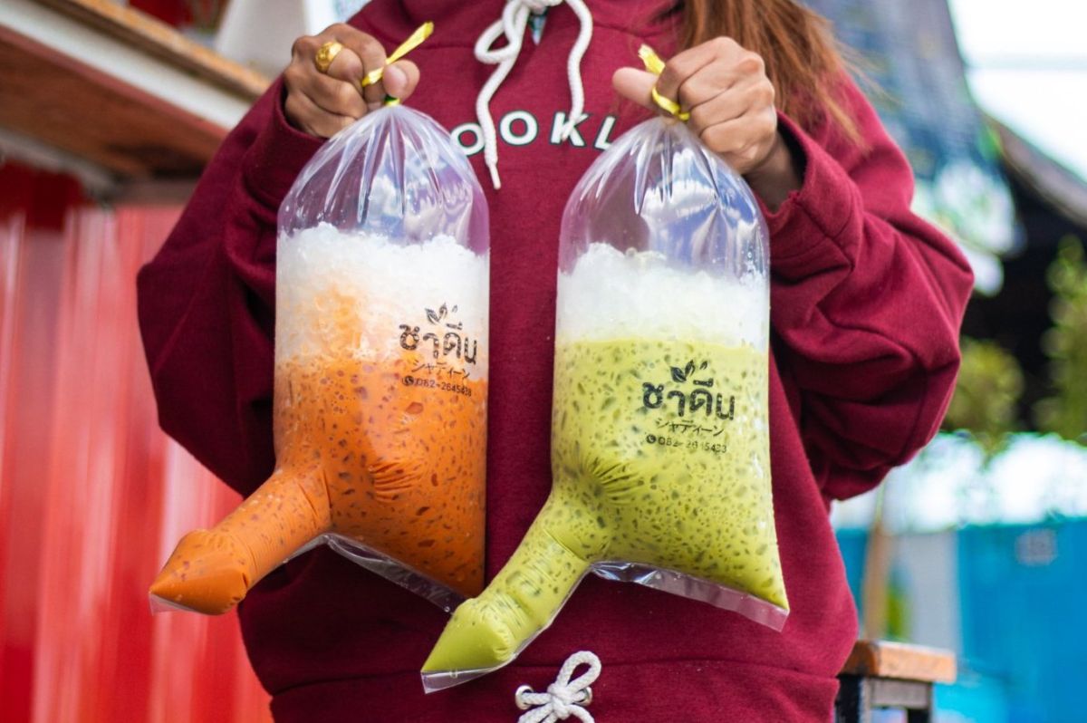 ▲泰國南部宋卡府一間文青飲料店推出全新包裝，泰奶「害羞多一根」的特殊造型在網路瘋傳引起熱論「到底該怎麼喝」，網友雖說不可以色色，卻歪樓直喊「第一次這麼渴」。（圖／翻攝自ชาดีน ชานมเหนียว สาขาแยกลำไพล粉專）