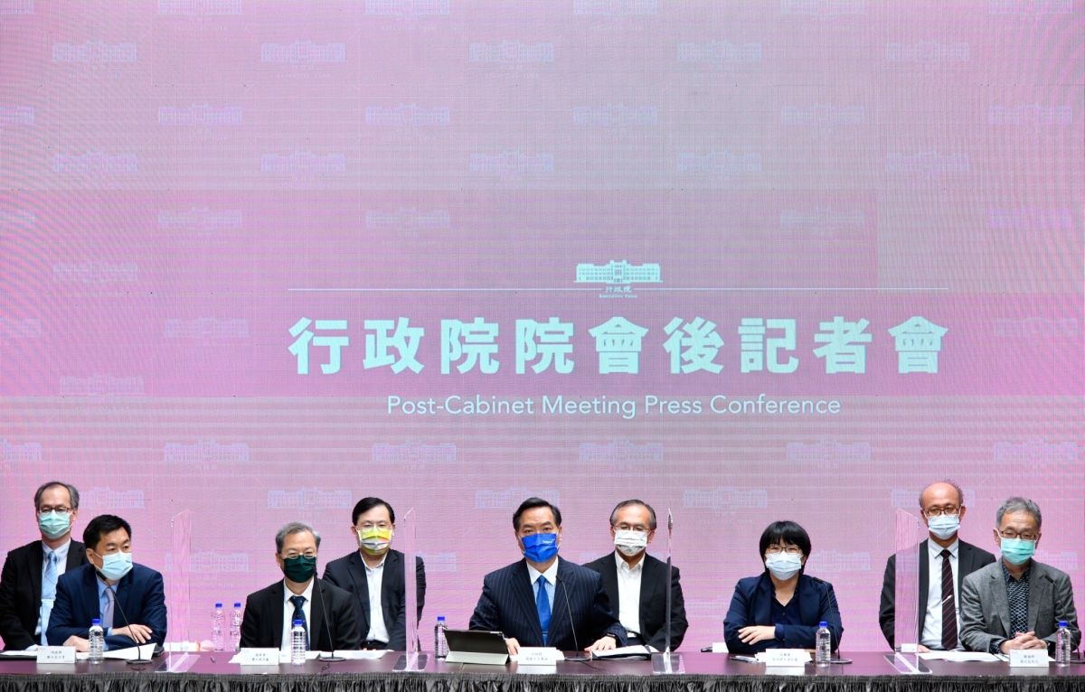 ▲國發會今（26）日在行政院會報告提出4項振興作為，總經費為345.6億元、約89.9萬人受惠。（圖／行政院提供）