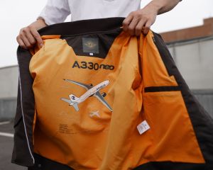 ▲全新的「A330neo飛行夾克」採用了厚磅數材質，搭配內斂的長黑咖啡色。（圖／業者提供）