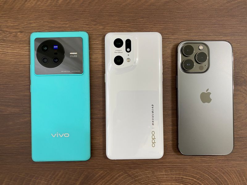 ▲實際拿vivo X80的蔡司鏡頭對決與哈蘇合作的OPPO Find X5 Pro，以及iOS目前的旗艦機iPhone 13 Pro。（圖／記者周淑萍攝）