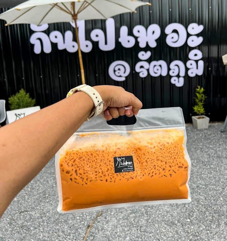 ▲獨特的重量級泰式奶茶，是以手挽袋裝來盛載泰奶。（圖／翻攝自臉書）