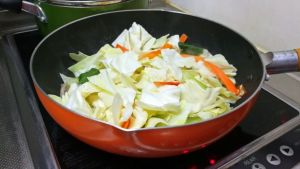 炒高麗菜示意圖。(示意圖/翻攝photoAC) ▲炒高麗菜示意圖。(示意圖/翻攝photoAC)