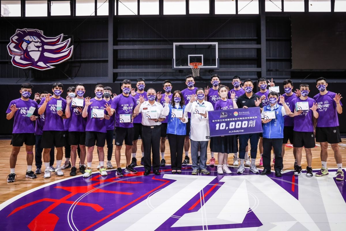 ▲新竹街口攻城獅球星提撥勝場獎金 捐贈新竹縣政府一萬劑快篩。（圖／攻城獅球團提供）