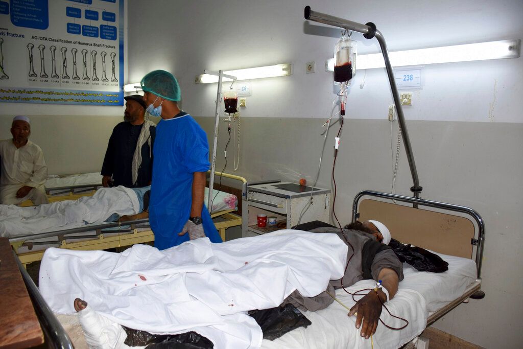 ▲阿富汗官員今天表示，首都喀布爾和北部城市馬薩里沙利夫有數輛小型巴士和一座清真寺遭4枚炸彈攻擊，已造成至少16人喪生；伊斯蘭國（IS）宣稱部分攻擊是他們所為。（圖／美聯社／達志影像）