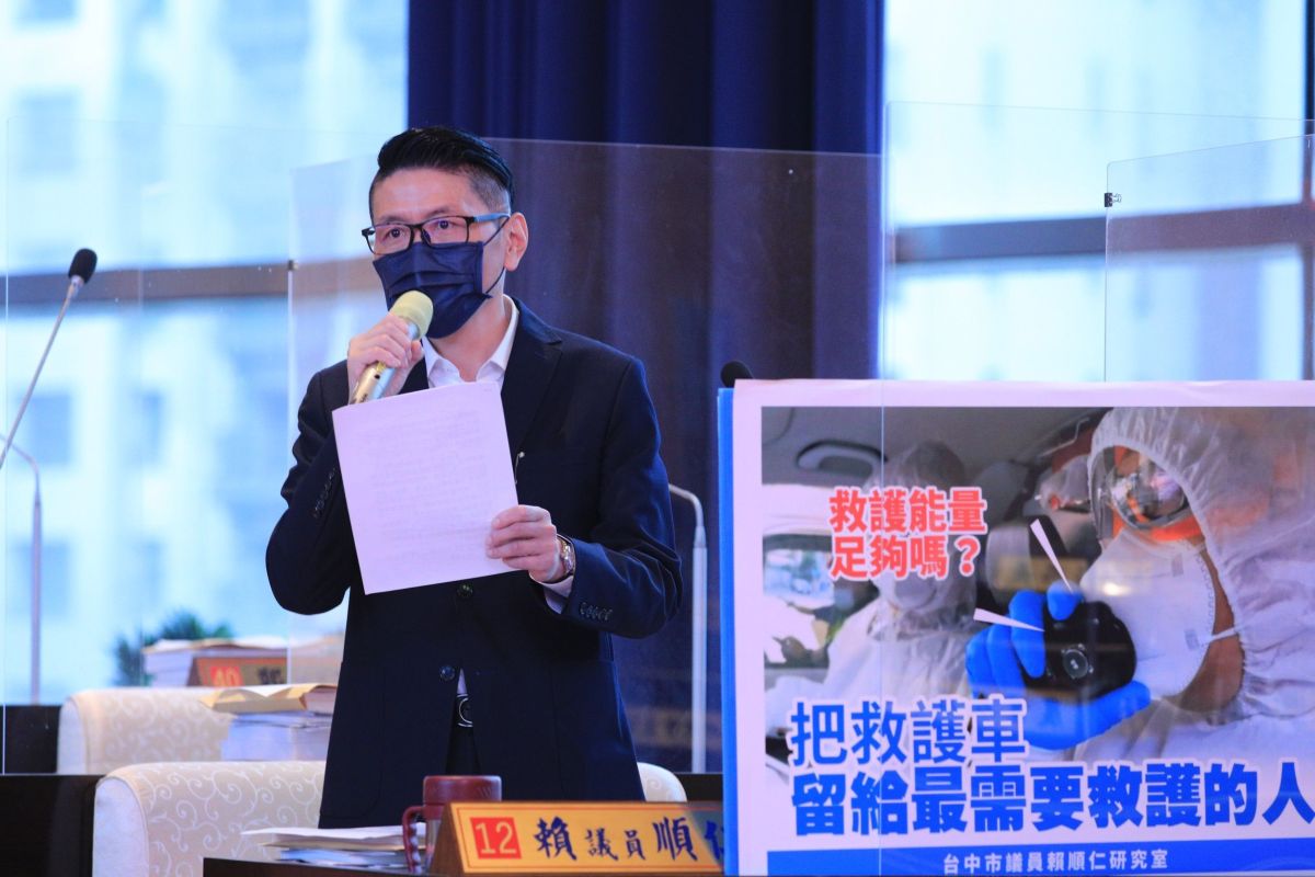 ▲新冠疫情持續漫延，居家照護送醫需求的案件大增，議員賴順仁表示，救護量能越來越緊繃，市府應調配因應對策。(圖／柳榮俊攝2022.5.26)