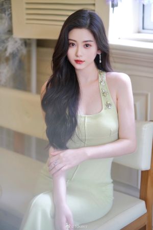 ▲葉珂亮麗外型不輸Angelababy。(圖/葉珂微博) ▲葉珂亮麗外型不輸Angelababy。(圖/葉珂微博)