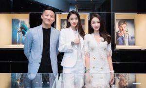 ▲葉珂(右)過去竟和Angelababy(中)合影過,雙方長相頗為相似。(圖/葉珂微博) ▲葉珂(右)過去竟和Angelababy(中)合影過,雙方長相頗為相似。(圖/葉珂微博)