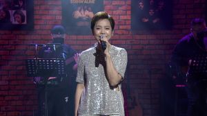 ▲曾心梅演唱經典歌曲。(圖/年代提供) ▲曾心梅演唱經典歌曲。(圖/年代提供)