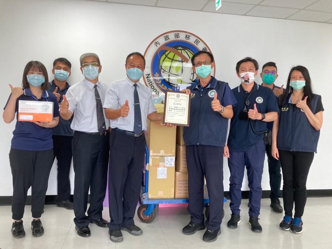 ▲慈濟基金會捐贈防疫物資，與高雄收容所同仁開心合影。（圖／移民署提供）