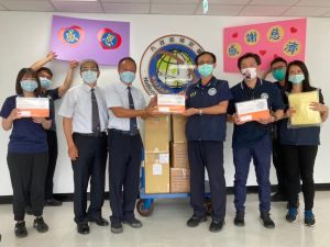 (圖/移民署提供) ▲高雄收容所所長鄭明昌致贈感謝狀給慈濟基金會。(圖/移民署提供)