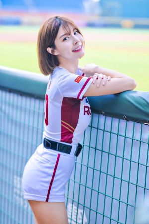▲林艾融曾以藝名「小Mia」、「小咪」活動,目前為樂天桃猿隊MC。(圖/林艾融臉書) ▲林艾融曾以藝名「小Mia」、「小咪」活動,目前為樂天桃猿隊MC。(圖/林艾融臉書)