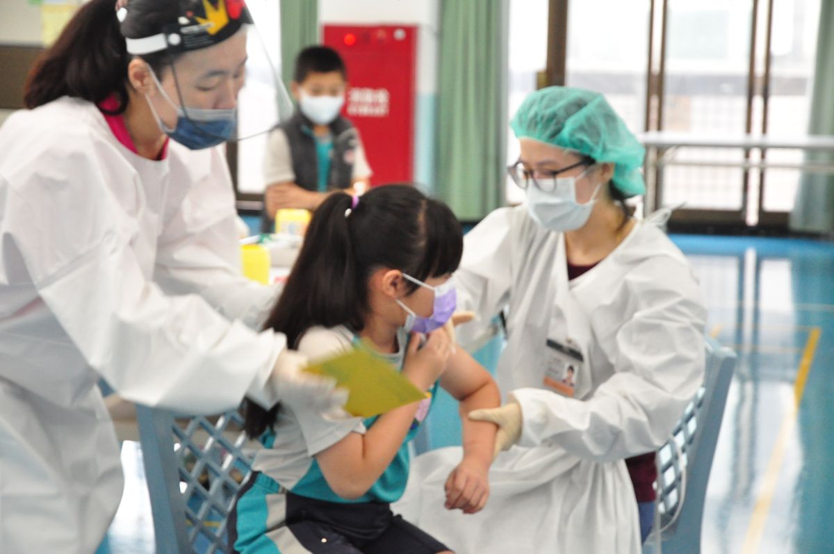 ▲學生染疫如果沒保險，家長別忘了還有「學生團體保險」可以申請理賠，最高可以申請5萬元補助。(圖／教育局提供2022.5.27)