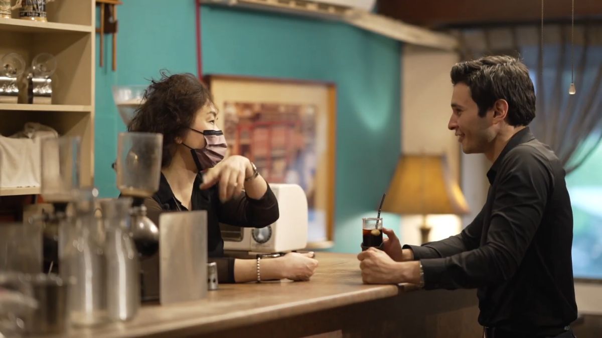 ▲費南多造訪「上上咖啡」，與店主聊起堅持虹吸式手煮咖啡、保留咖啡最佳風味的經營理念。（圖／文總提供）