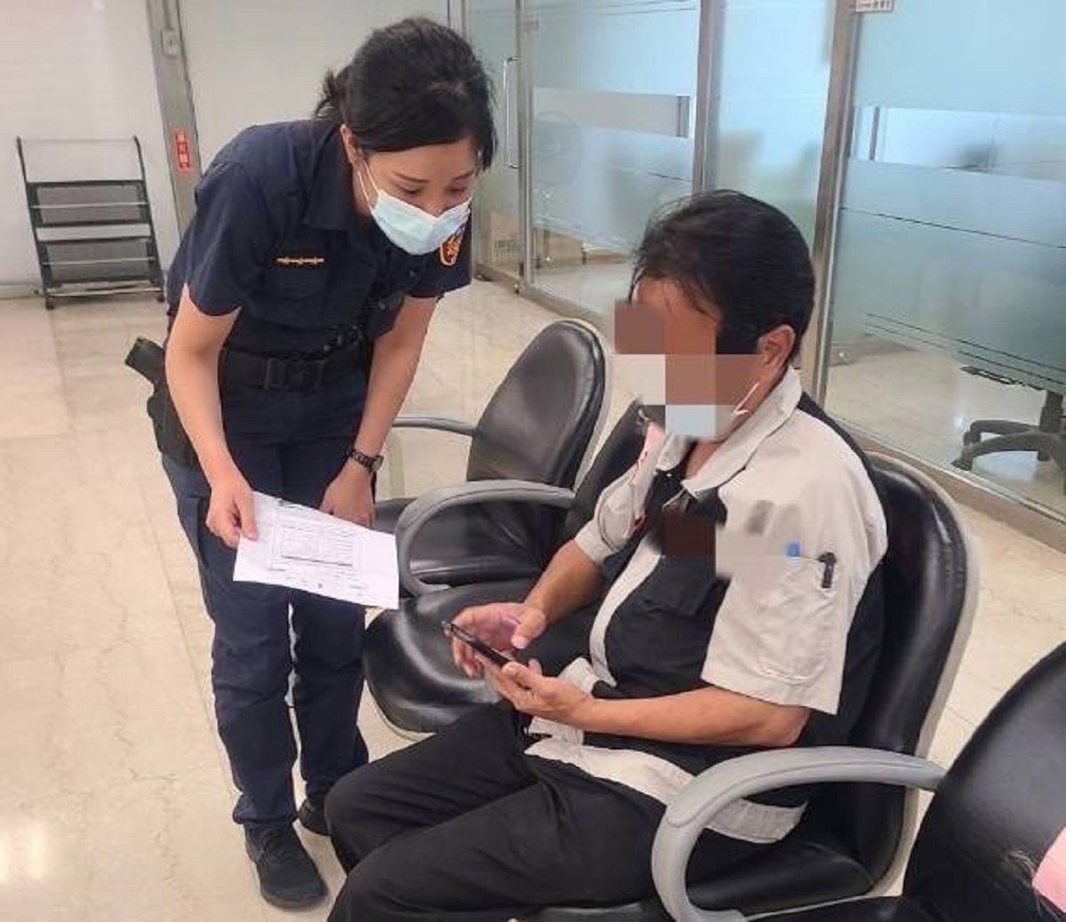 ▲蘇姓女警因曾受理相同案情的報案經驗，苦勸劉男「前一個相信元宇宙投資案的被害人損失到現在都沒要回來」，才成功保住劉男血汗錢。（圖／記者郭凱杰翻攝）