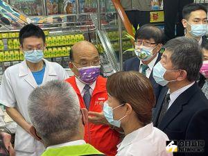蘇貞昌視察「社區藥局防疫工作實務流程整體規劃」 ▲蘇貞昌今日在衛福部長陳時中、新北市政府副秘書長朱剔之,與新北市藥師公會理事長許有杉一起視察「社區藥局防疫工作實務流程整體規劃」。(圖/記者陳志仁攝,2022.05.27)