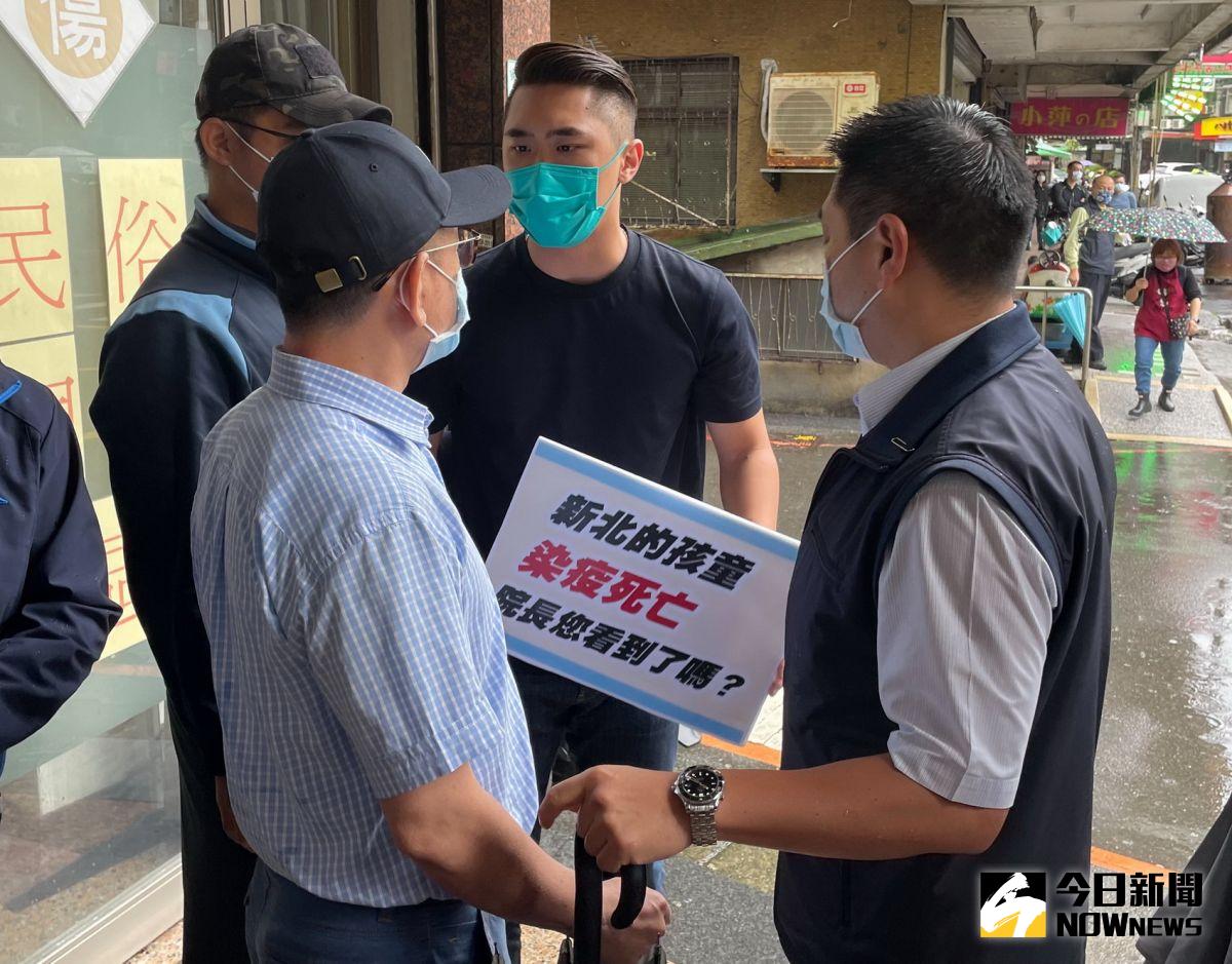 ▲民眾黨新北市新莊區議員參選人陳世軒（拿牌子）痛批，「不是你蘇貞昌來藥局看一眼，就可知道新北市防疫與醫療人員的辛苦！」。（圖／記者陳志仁攝，2022.05.27）