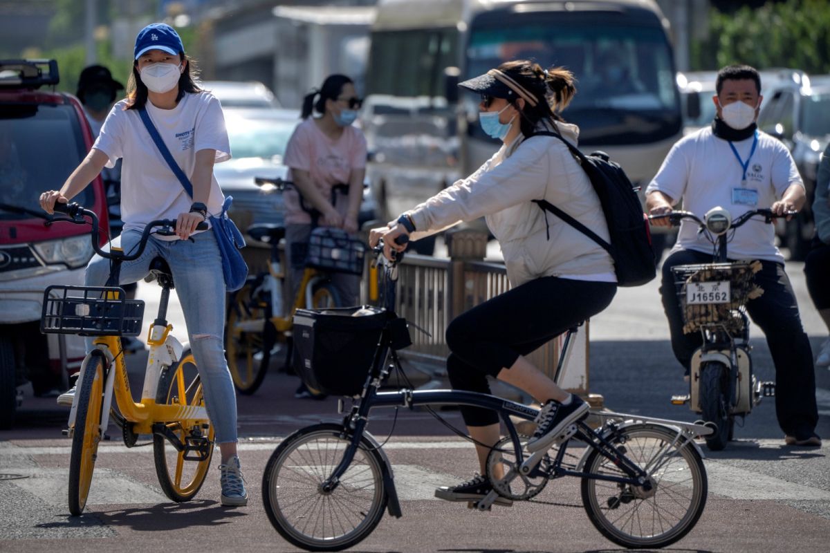 ▲中國國務院副總理孫春蘭21日視察本波疫情嚴重的重慶市時說，重慶要堅定不移堅持「動態清零」總方針，「堅持第9版、落實20條」，快檢、快轉、快隔、快解，以快制快跑贏病毒。（圖／美聯社／達志影像）