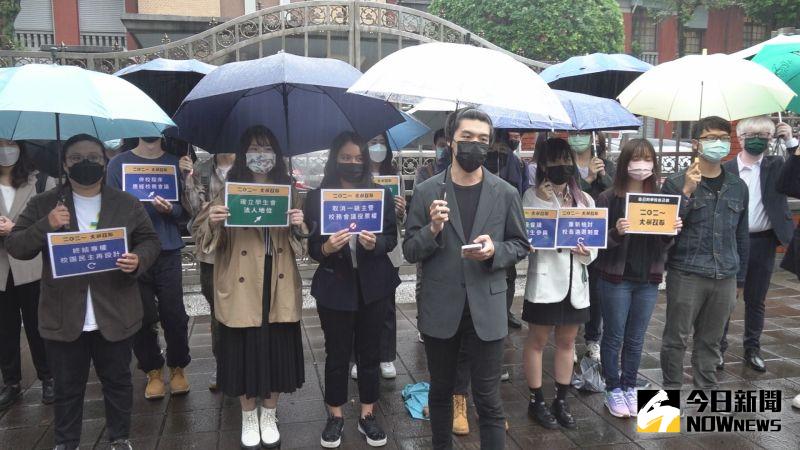 ▲台灣學生聯合會日前在立院外，要求《大學法》修法提升校務會議學生代表比例。（圖／記者王嘉鴻攝,2022.05.27）