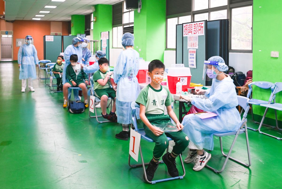 ▲鄭文燦表示，針對5歲學童，後續將由教育局媒合公、私立及非營利幼兒園造冊，5月30日起在家長陪同下，可就近併入附近國小疫苗接種作業一起施打（圖／桃園市政府提供）