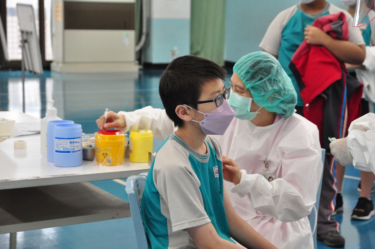 ▲台中市BNT兒童疫苗今在校園開打，首日有1千多人接種。（圖／台中市議員羅廷瑋提供，2022.05.27）