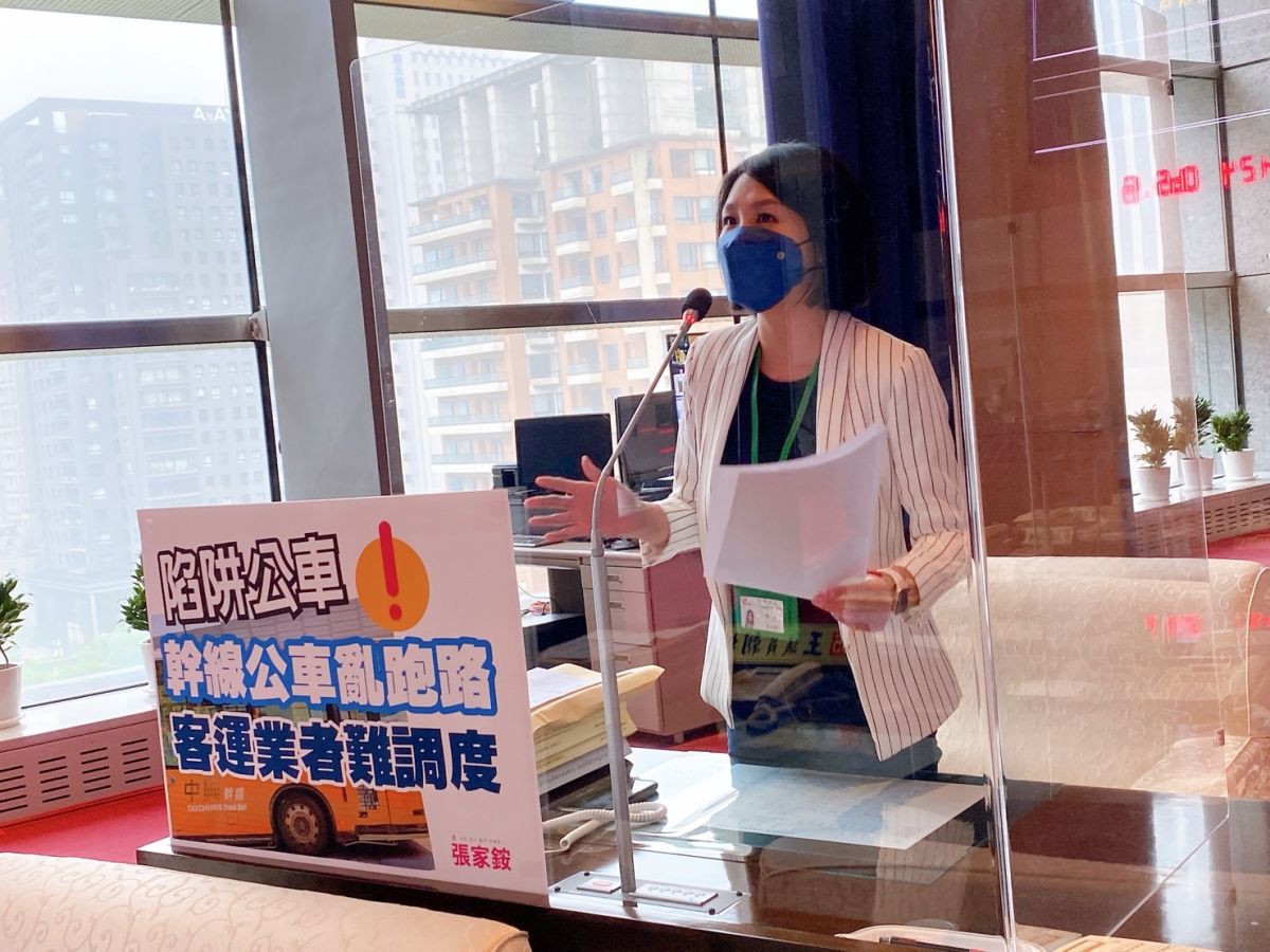 ▲議員張家銨表示，「幹線公車」新政策還未上路，大里中興幹線公車，卻跑在海線清水的荒謬景象，批評這是「陷阱公車」(圖／柳榮俊攝2022.5.27)