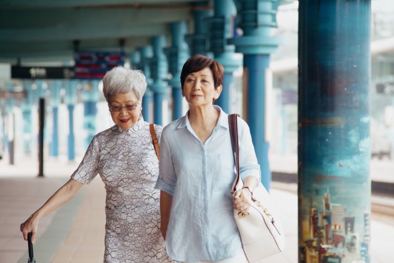 ▲鮑起靜(右)、于家安踏上尋找自我的旅程。(圖/台北双喜電影提供)