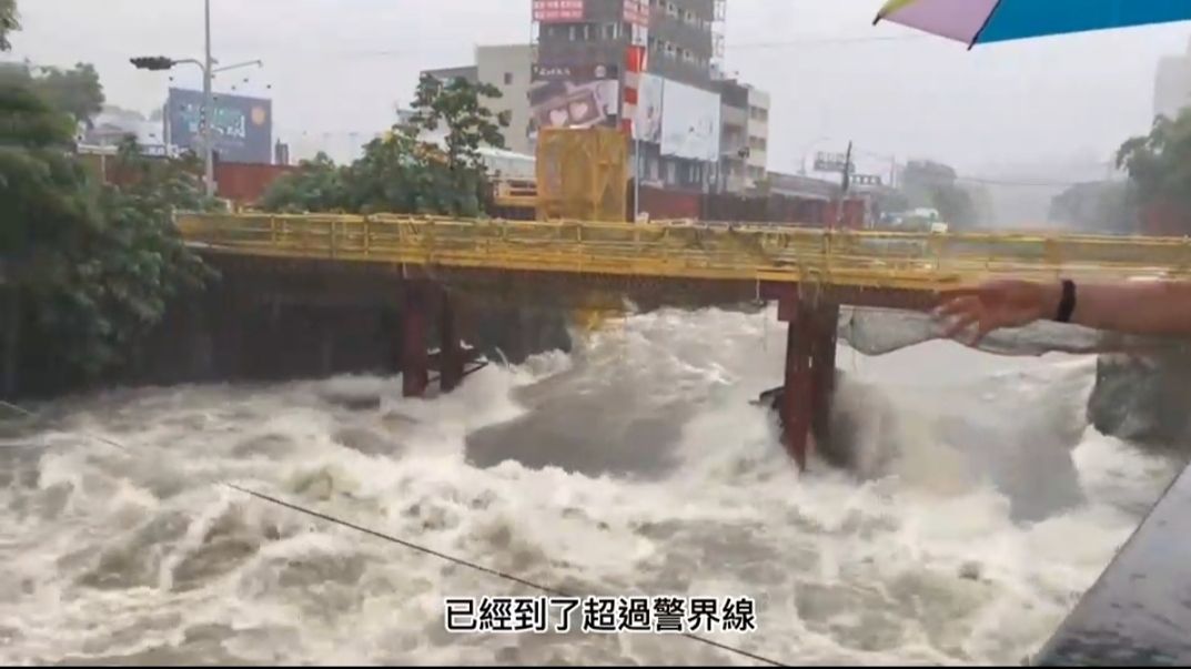 ▲西屯區港尾溪溪水暴漲突破警界線，鄰牛埔橋改建工程的替代便橋預警性封閉(圖／柳榮俊翻攝2022.5.27)