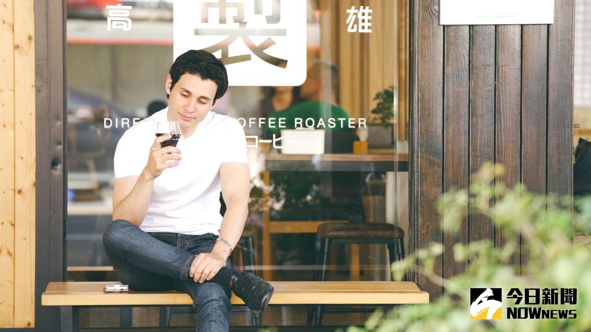 ▲文化總會在今年「福爾摩沙進香團」計畫中，特別邀請來自我國中美洲友邦宏都拉斯男模費南多帕瑪（Fernando Palma Hn）探訪台灣的咖啡產業及品嚐文化。（圖／文化總會提供）