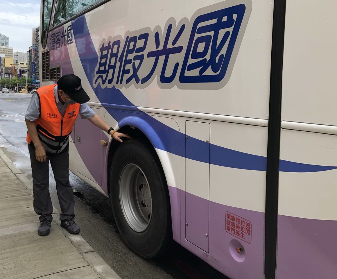 ▲高雄市區監理所到國光等客運場站檢查車輛安全設施的情形。(圖／記者黃守作攝，2022.05.27)