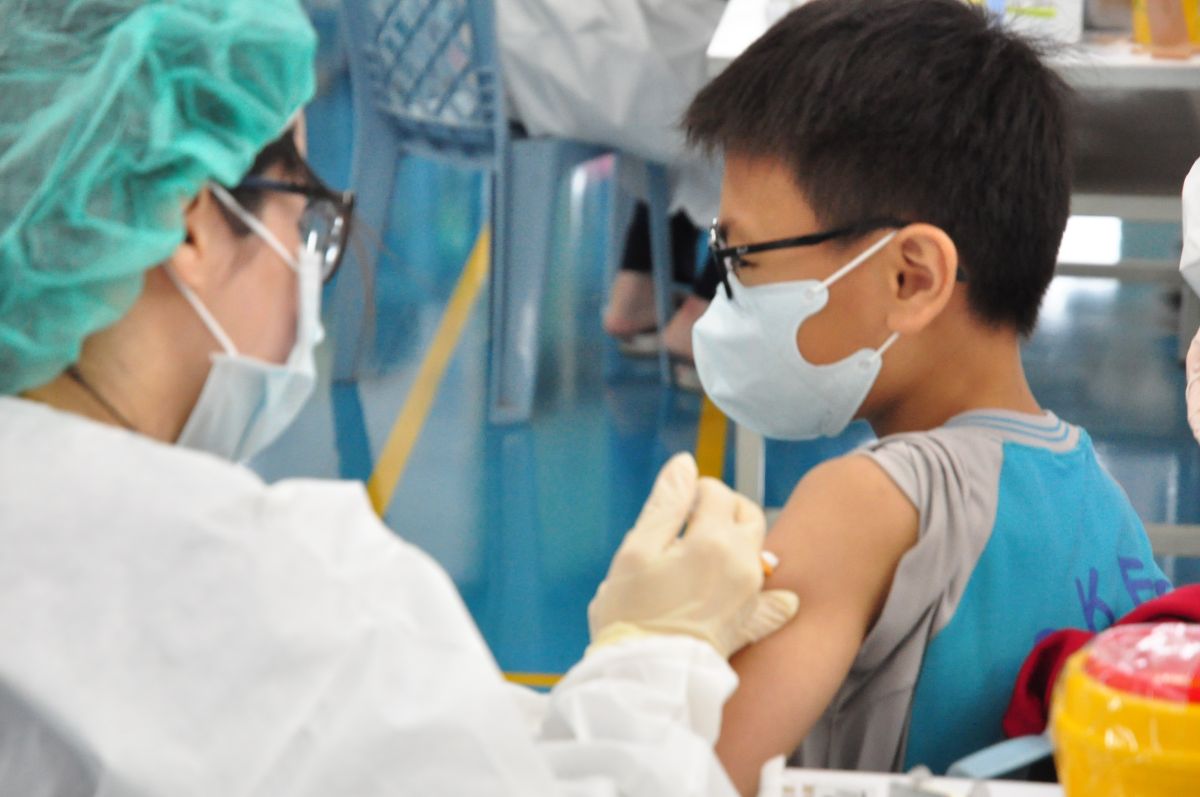 ▲台中市BNT兒童疫苗今在校園開打，首日有1千多人接種。（圖／台中市議員羅廷瑋提供，2022.05.27）