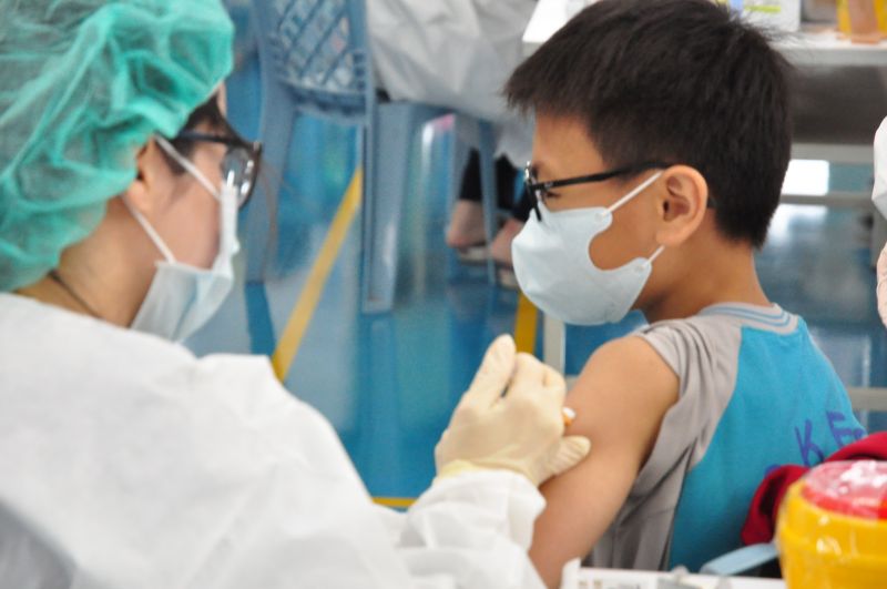 ▲台中市BNT兒童疫苗今在校園開打，首日有1千多人接種。（圖／台中市議員羅廷瑋提供，2022.05.27）