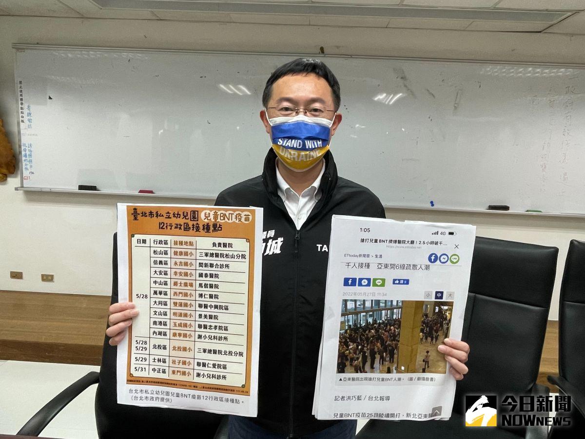 ▲新北市議員李坤城表示，對家長及學童最便利的施打方式，應是在學校而不是醫院。（圖／記者陳志仁攝，2022.05.27）