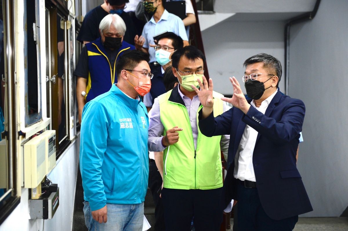 ▲立法院副院長蔡其昌邀集農委會主委陳吉仲等人會勘大安區肉品市場，爭取農委會1.9億經費進行改善(圖／蔡其昌服務處提供2022.5.27)