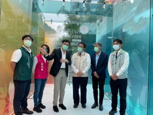 羅耕甫(左三)說明「光之國度」玻璃館室內、室外,達約±8℃的溫差及隔音效果,運用玻璃材料,降低居家的能源消耗 ▲羅耕甫(左三)說明「光之國度」玻璃館室內、室外,達約±8℃的溫差及隔音效果,運用玻璃材料,降低居家的能源消耗(圖/記者林怡孜攝,2022,05,27)