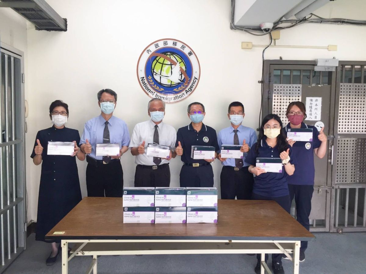 ▲ 左四為移民署南投收容所林建宏所長，感謝慈濟志工們捐贈防疫物資守護第一線人員健康。（圖/移民署提供）