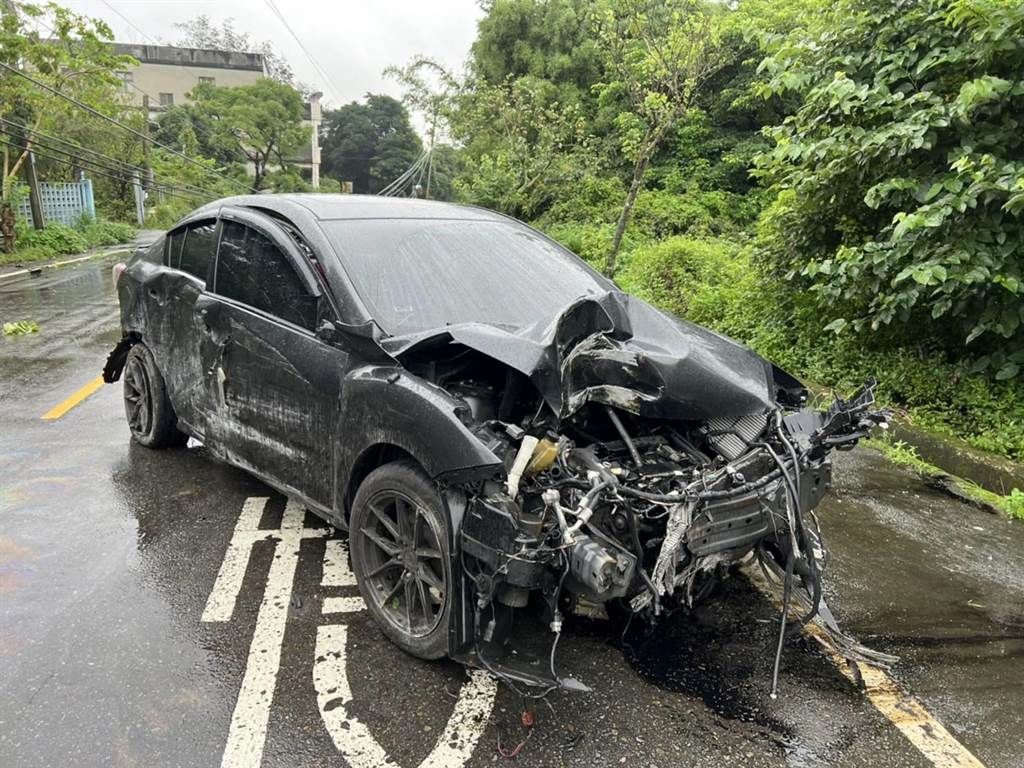 ▲桃園市觀音區福山路3段今（27）日下午1點多，25歲謝姓男駕駛疑似因為天雨路滑、轉彎不慎，車身失控自撞路旁電線桿，電線桿連根拔起橫倒路中，周圍約50住戶無辜受難因此停電。（圖／翻攝畫面）