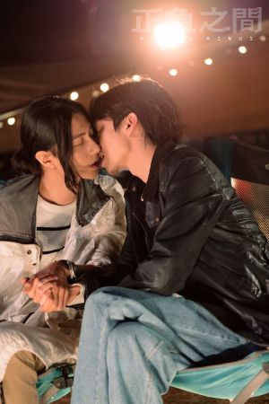 ▲鄭齊磊（左）、李見騰確定戀情大方擁吻。（圖／CATCHPLAY）