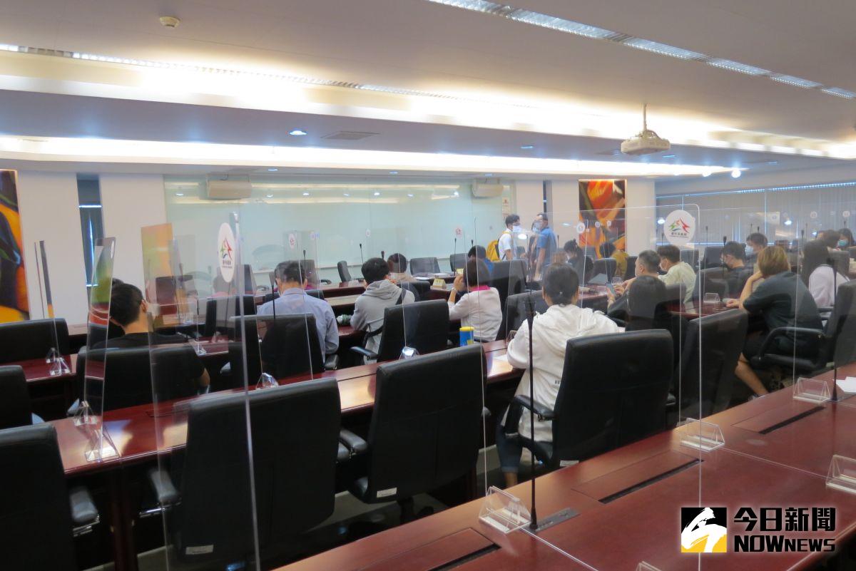 ▲永豐棧爆積欠員工薪資，今日勞工局進行調解，勞資雙方未獲共識破局。（圖／記者金武鳳攝，2022.5.27)