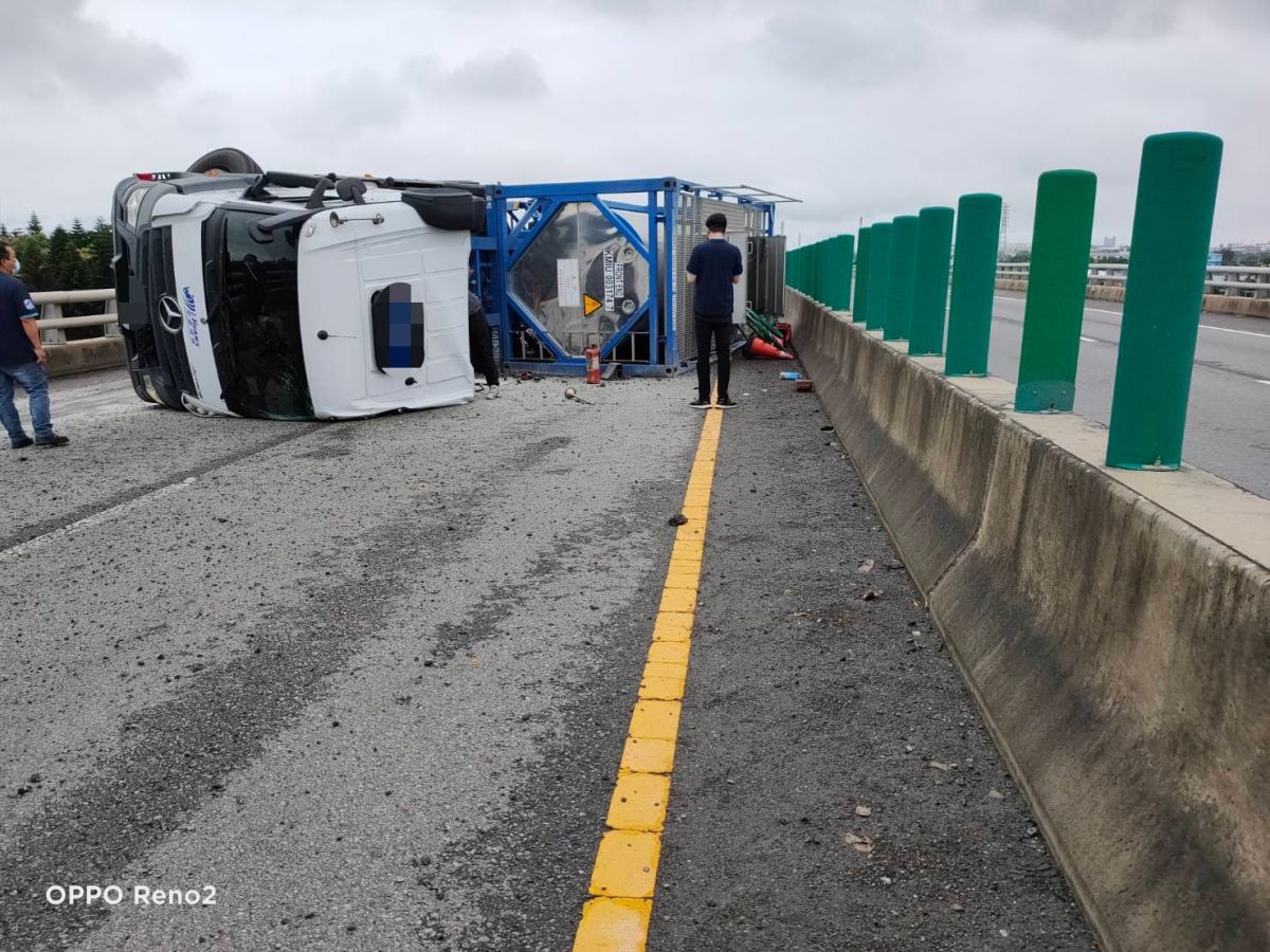 ▲這輛滿載氨水槽化車行經台61線南下50.4K時，疑似因為要閃避道路坑洞，突然失控打滑翻覆。（圖／記者李春台翻攝）