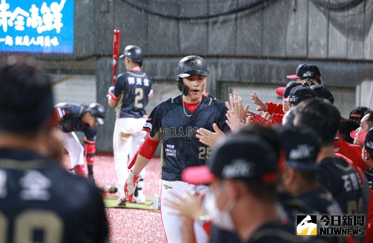 ▲味全龍游擊手張政禹回來得分。（圖／記者葉政勳攝 ）