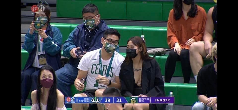 ▲蔡易餘看籃球被拍！前方超兇辣妹吸睛。（圖／翻攝蔡易餘 家己人臉書）