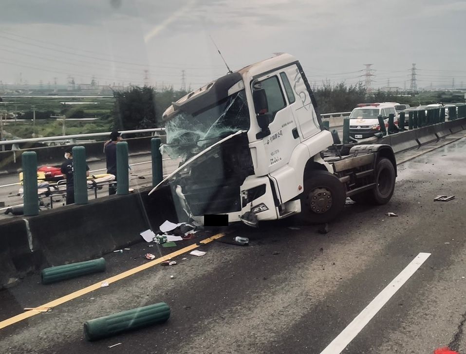 ▲台61車禍！槽車翻覆、南下全線封閉。（圖／記者爆料網）