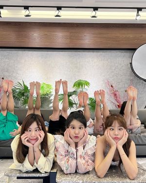 ▲啦啦隊看著鏡頭擺出各種POSE。(圖/李恩菲臉書) ▲啦啦隊看著鏡頭擺出各種POSE。(圖/李恩菲臉書)